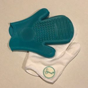 Sigma brush cleansing glove.
